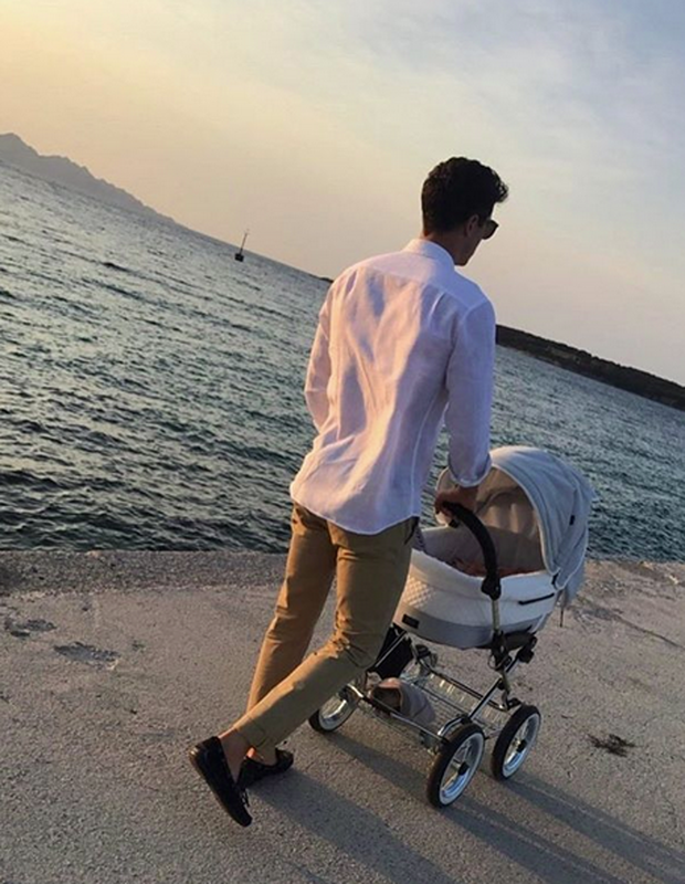 Robert Lewandowski z córką Klarą na spacerze