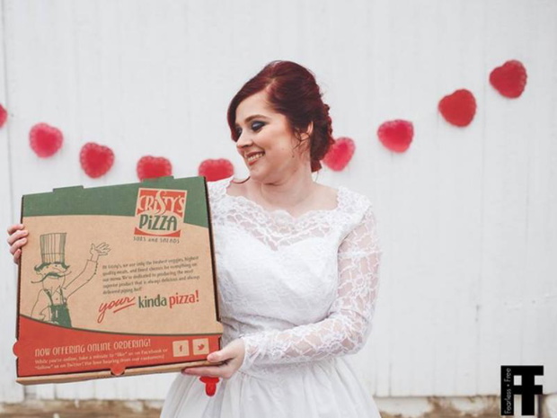 sesja-slubna-kobiety-z-pizza-2340416-f09c40b