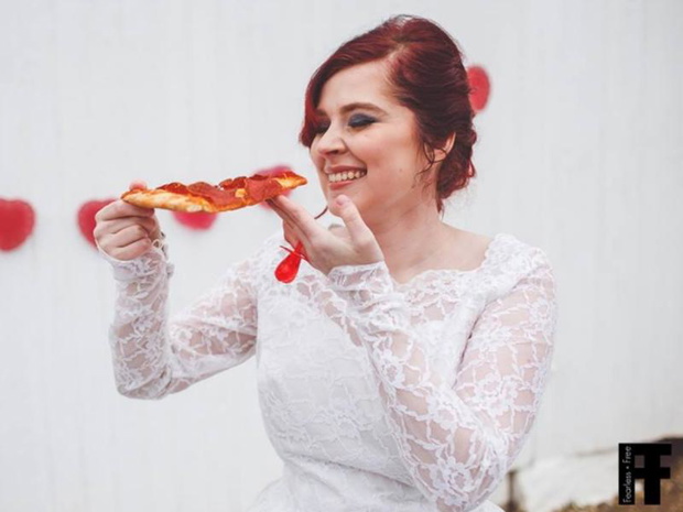 sesja-slubna-kobiety-z-pizza-2340417-06251ff