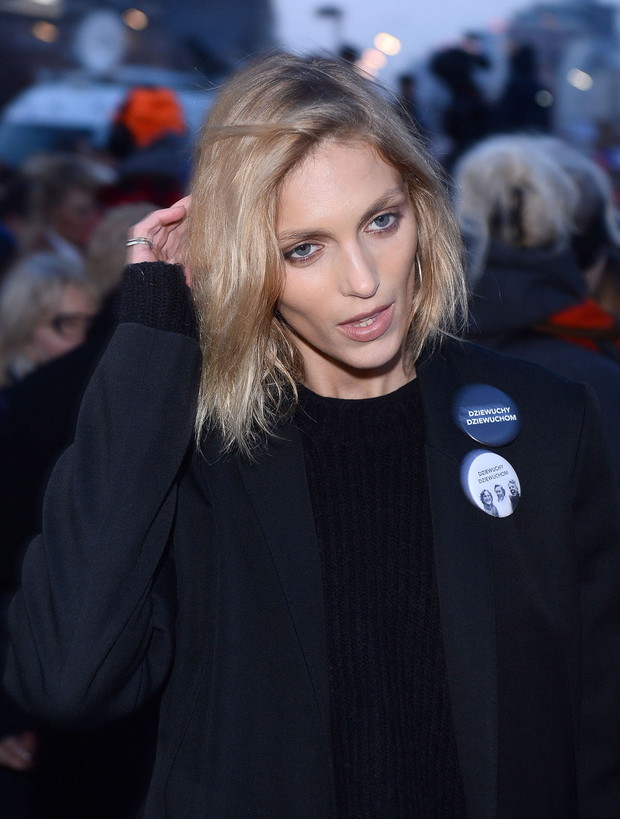 Anja Rubik i jej włosy do ramion (zdjęcie z Czarnego Protestu)