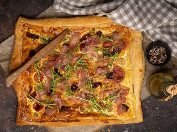 ciasto-na-pizze-z-ciasta-francuskiego-2493892-9c908ff