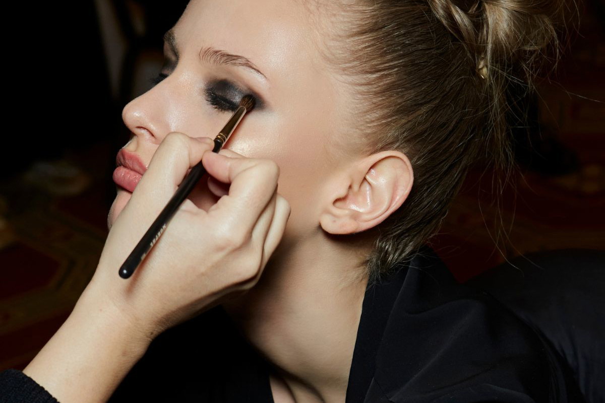 Makijaż smoky eyes - jak zrobić krok po kroku, makijaż dla blondynek, dla brunetek, dla zielonych oczu, dla niebieskich oczu