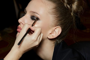 Makijaż smoky eyes - jak zrobić krok po kroku, makijaż dla blondynek, dla brunetek, dla zielonych oczu, dla niebieskich oczu