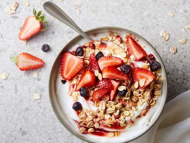 sniadanie-z-truskawkami-granola-2484638-63bede6