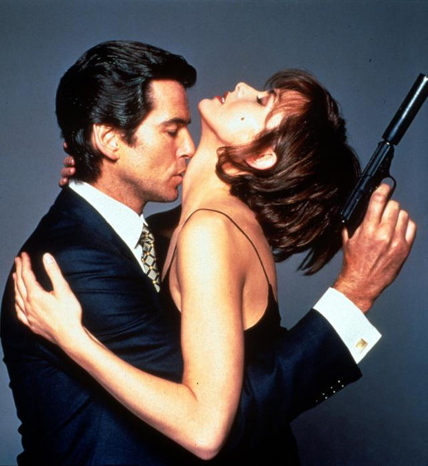 ALLONS67387PIERCE-BROSNAN-IZABELLA-SCORUPCO3-fe997ae
