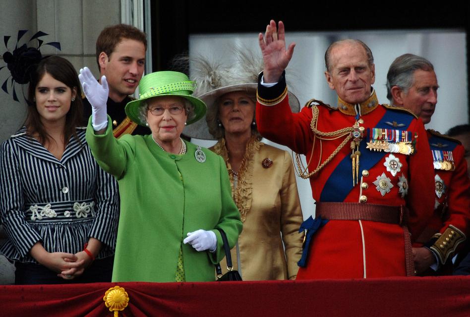 Księżniczka  Eugenie, Książę William, Królowa Elżbieta II, Camila Parker Bowles, Książę Filip, Książę Karol