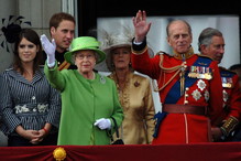 Księżniczka Eugenie, Książę William, Królowa Elżbieta II, Camila Parker Bowles, Książę Filip, Książę Karol