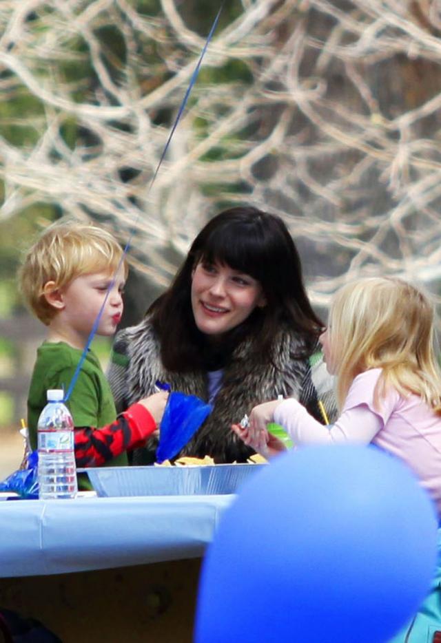 Liv Tyler bawi się z synem Milo