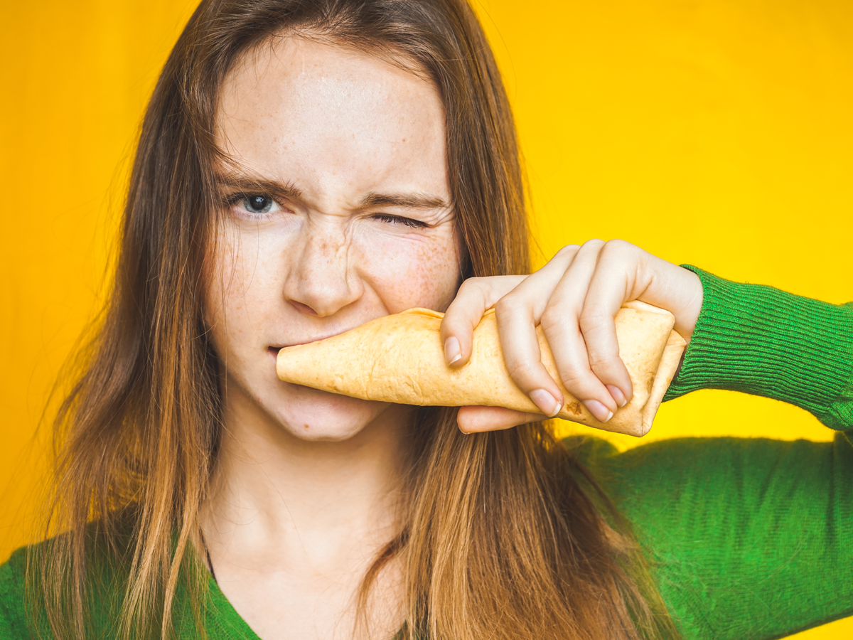 Dziewczyna jedząca gluten