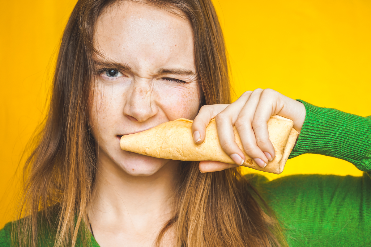 Dziewczyna jedząca gluten