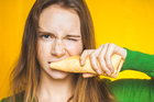 Dziewczyna jedząca gluten