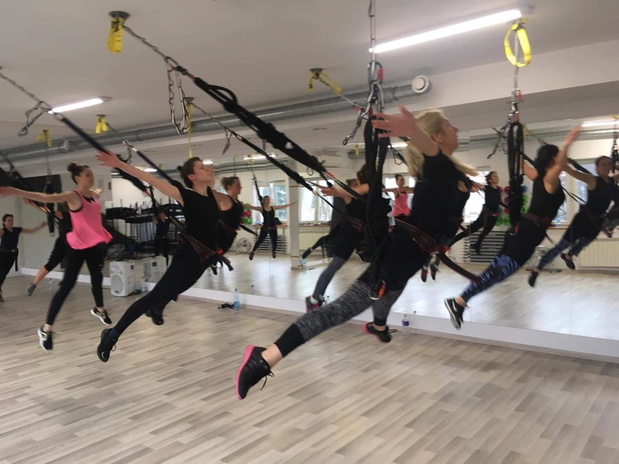 zajecia-bungee-fitness-grupa-wykonuje-podskok-do-gory-2411829-07d9eb0