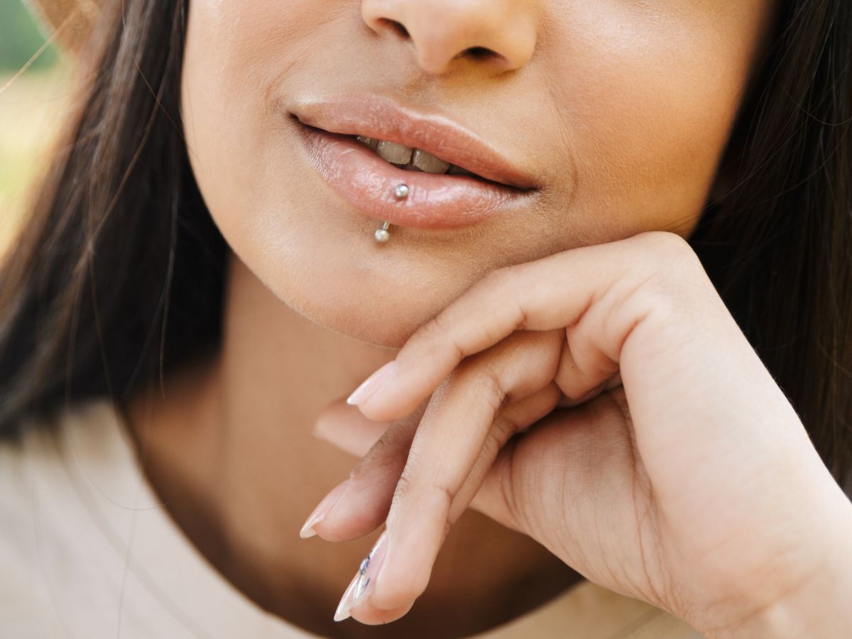 Kolczyk w wardze - lip piercing, jak wygląda przekłucie, ile się goi, ile kosztuje, rodzaje kolczyków