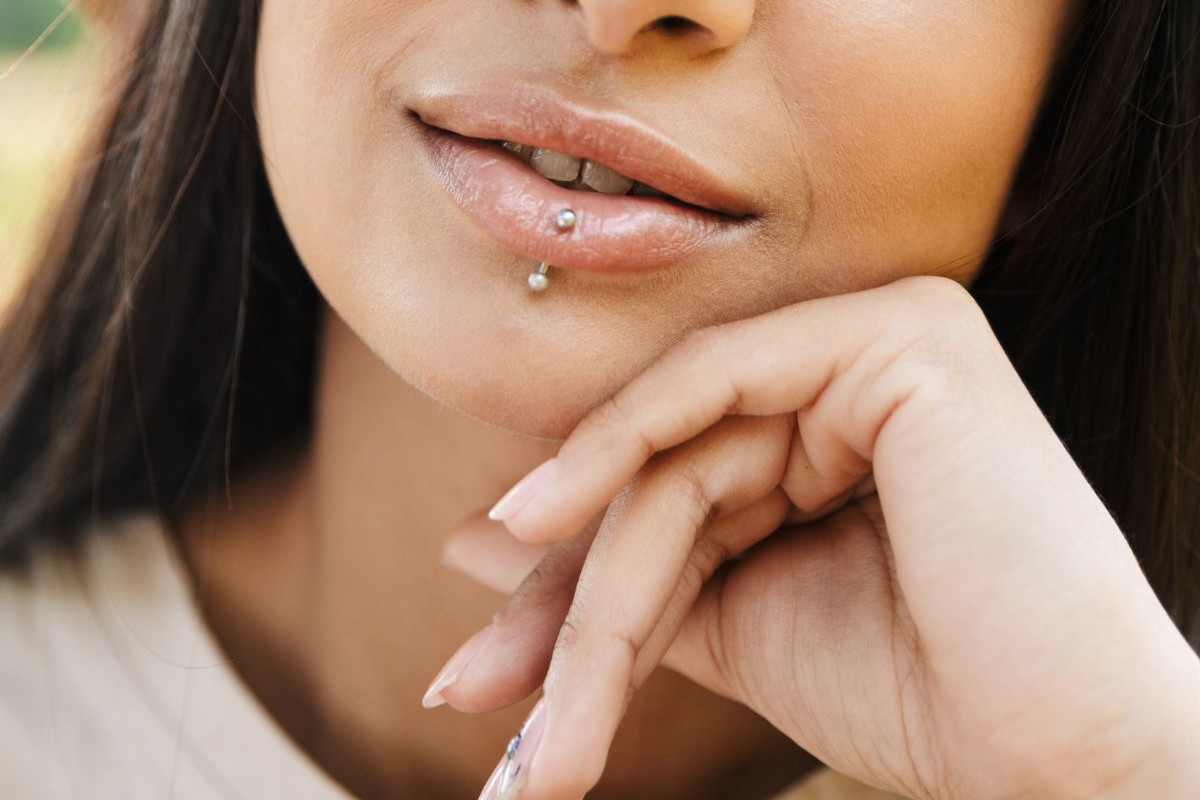 Kolczyk w wardze - lip piercing, jak wygląda przekłucie, ile się goi, ile kosztuje, rodzaje kolczyków