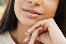 Kolczyk w wardze - lip piercing, jak wygląda przekłucie, ile się goi, ile kosztuje, rodzaje kolczyków