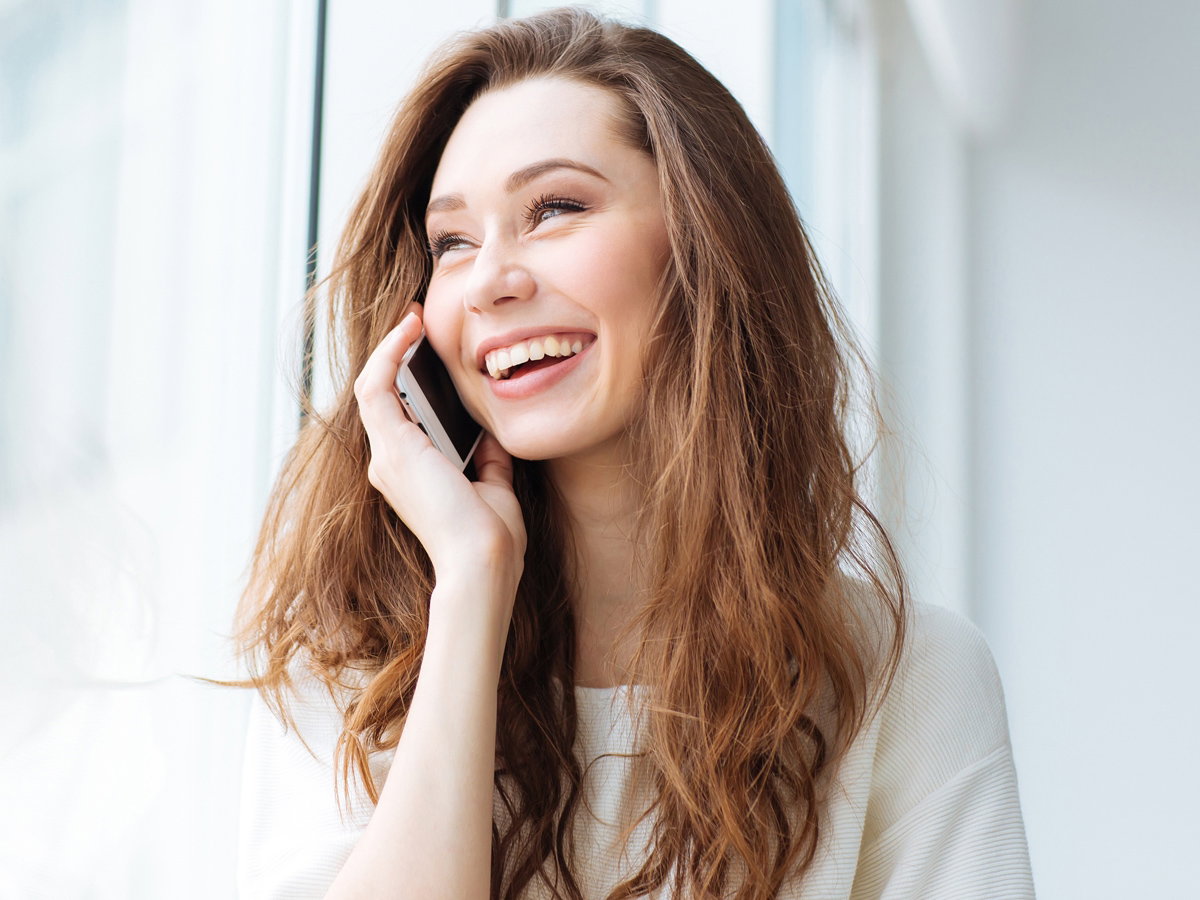 Dziewczyna rozmawiająca przez telefon