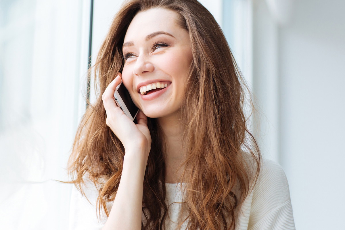 Dziewczyna rozmawiająca przez telefon