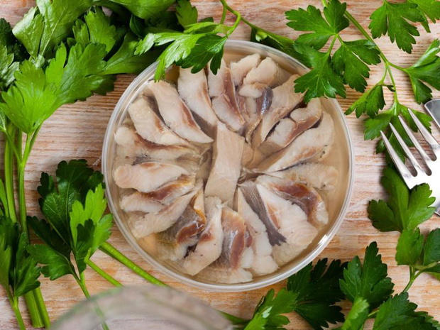 karp-w-occie-w-sloiku-2493464-9e02f4c
