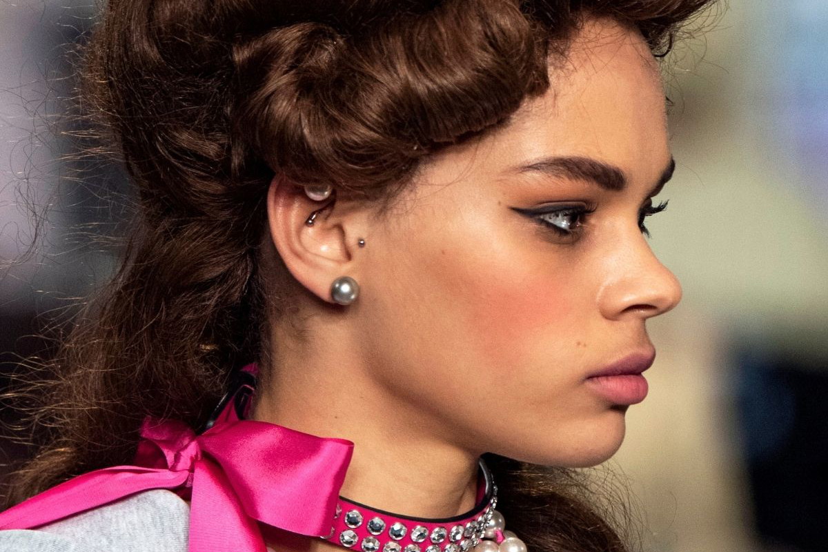 Tragus piercing - gojenie, jaki kolczyk wybrać, jak o niego dbać, ile kosztuje, czyli boli