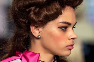 Tragus piercing - gojenie, jaki kolczyk wybrać, jak o niego dbać, ile kosztuje, czyli boli