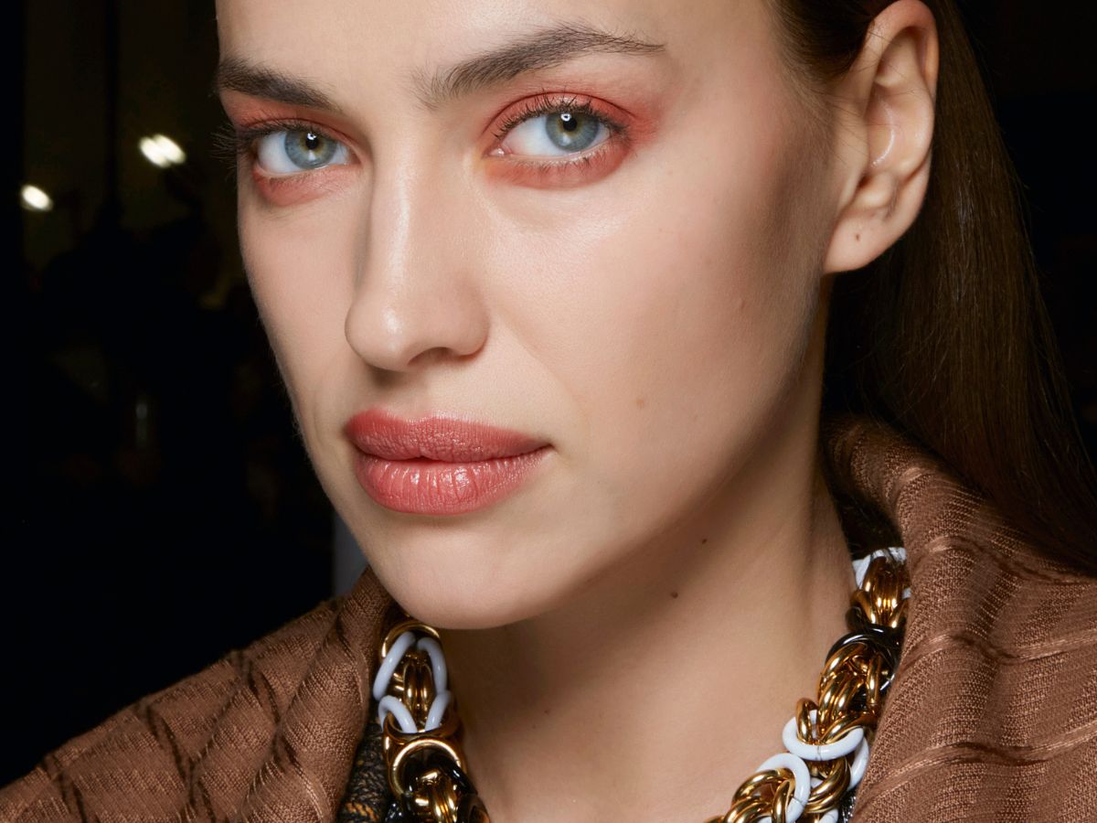 Pumpkin spice latte make-up: jak wygląda, jak go zrobić, komu pasuje? Modny makijaż na jesień 2023
