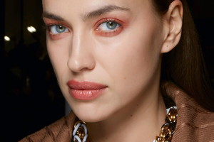 Pumpkin spice latte make-up: jak wygląda, jak go zrobić, komu pasuje? Modny makijaż na jesień 2023