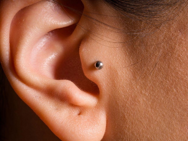 tragus-piercing-gojenie-jaki-kolczyk-wybrac-jak-o-niego-dbac-ile-kosztuje-czyli-boli-2479640-8bd312f