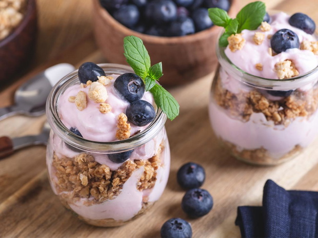 fit-sniadanie-granola-z-jogurtem-i-borowkami-2454082-4c10512