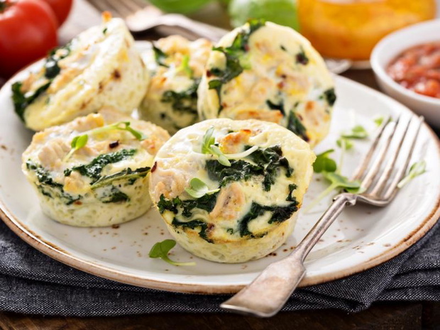 zdrowe-sniadanie-z-jajkiem-muffiny-jajeczne-2440370-5768f46