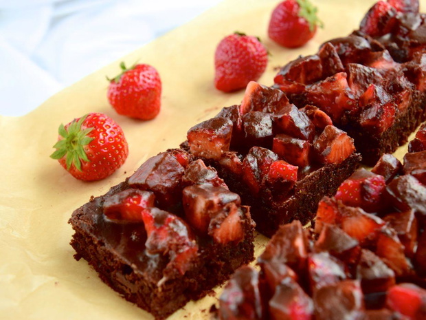 tanie-ciasta-z-truskawkami-brownie-2484302-57e85d5
