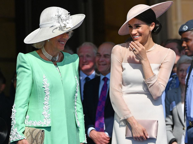 meghan-markle-musi-sie-nosic-kapelusz-2441411-6cf1170