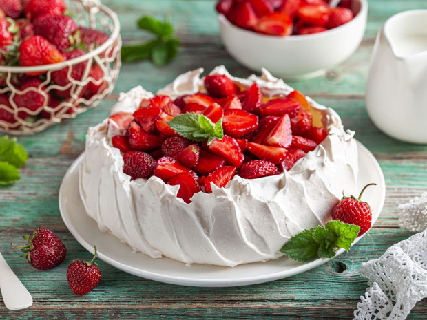 lekkie-ciasto-z-truskawkami-na-upaly-pavlova-2485520-609ca18