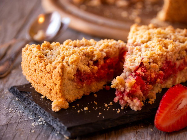 lekkie-ciasto-z-truskawkami-na-upaly-crumble-2485518-9fe8c55