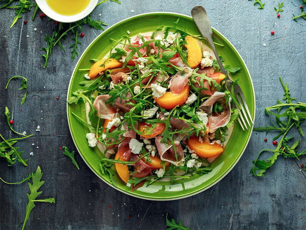 salatka-z-brzoskwiniami-2458851-386953e