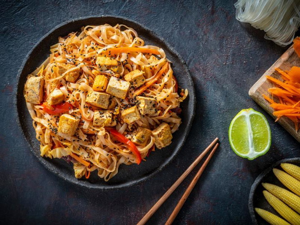 wege-obiad-w-15-minut-pad-thai-z-tofu-2509874-52905a0