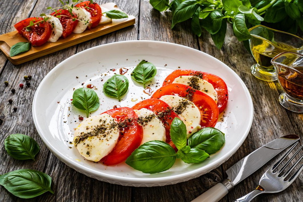 dieta-pomidorowa-salatka-caprese-2510767-5f5638a