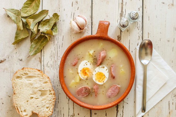 zurek-z-jajkiem-ziemniakami-i-kielbasa-kcal-2510631-a61b352