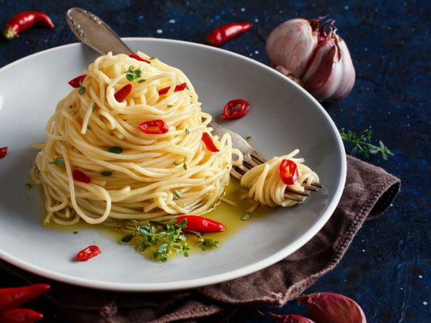 szybkie-dania-z-makaronem-aglio-olio-peperoncino-2513276-a06d15b