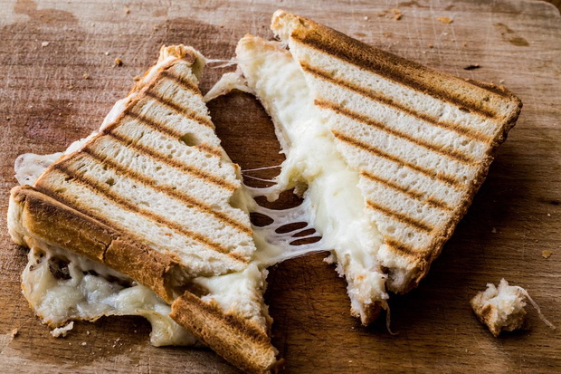 ile-kcal-ma-tost-z-serem-2511114-ee9ec69