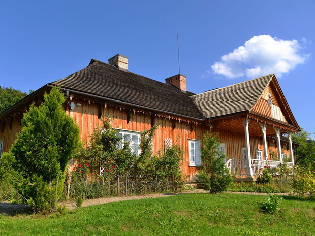 dwor-ze-swiecan-skansen-w-sanoku-2490114-833134c
