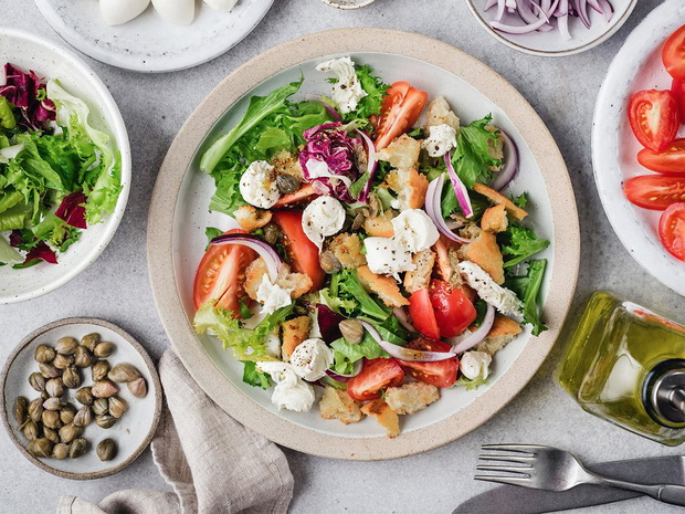 szybka-salatka-z-mozzarella-2465846-0f56ab6