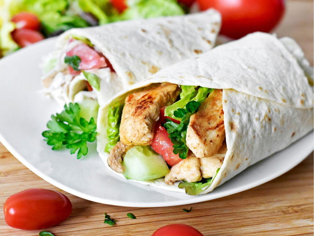 fit-obiad-do-pracy-tortilla-z-indykiem-i-warzywami-2509173-57dc6b6