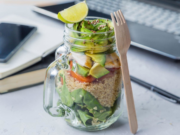 fit-obiad-do-pracy-salatka-z-komosa-ryzowa-2509172-e820e91