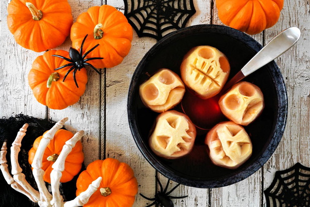 dietetyczny-napoj-na-halloween-poncz-z-czaszkami-z-jablek-2490264-c1ed50d