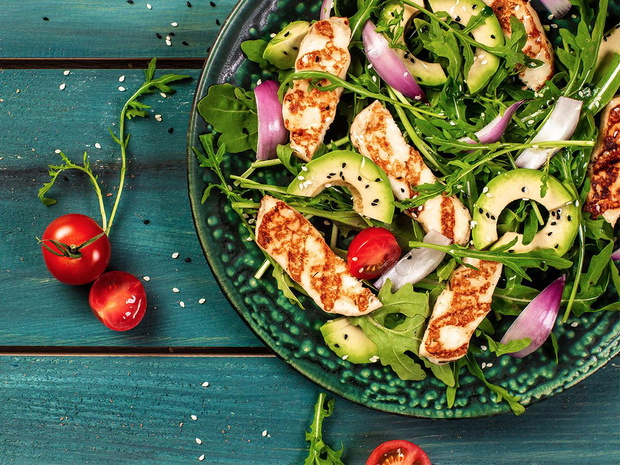 halloumi-przepis-na-salatke-z-awokado-2466763-925db4a