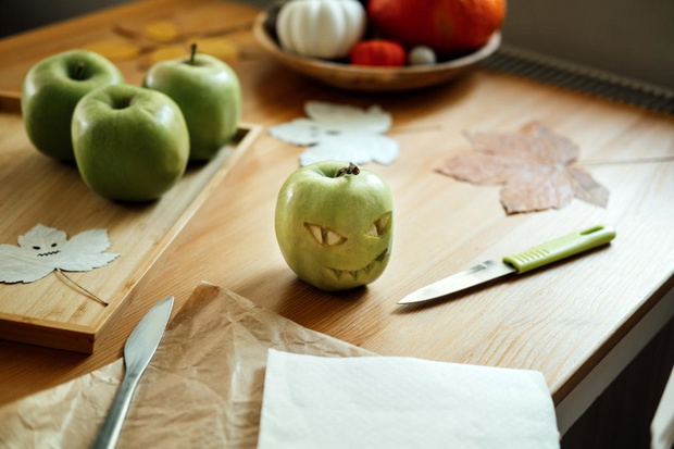 zdrowy-podarunek-na-halloween-jablko-czaszka-2490301-a2d283f