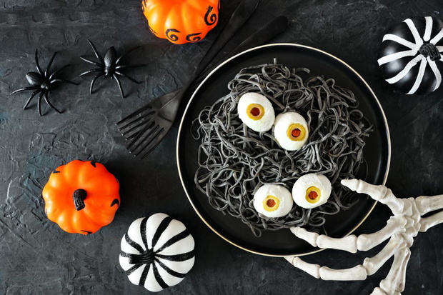 dietetyczne-zdrowe-menu-na-halloween-danie-glowne-czarny-makaron-2490258-bcd5d0e