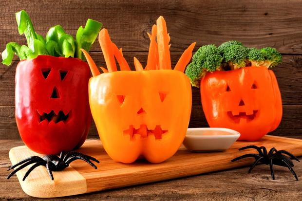 fit-przekaski-na-halloween-warzywa-z-dipem-w-ksztalcie-czaszki-2490288-e22956c