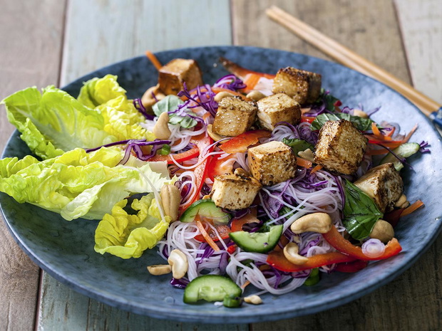 salatka-z-tofu-wedzonym-2467245-a2380bc