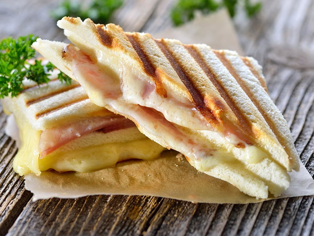 tost-z-opiekacza-2468054-faf48ea